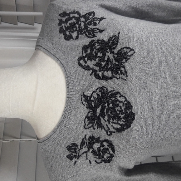 Elle Gray with pink trim beaded rose embellished crewneck sweater - Picture 2 of 13